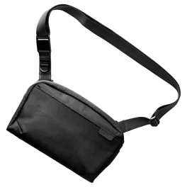 UNIQ Arden Sling 2L táska fekete